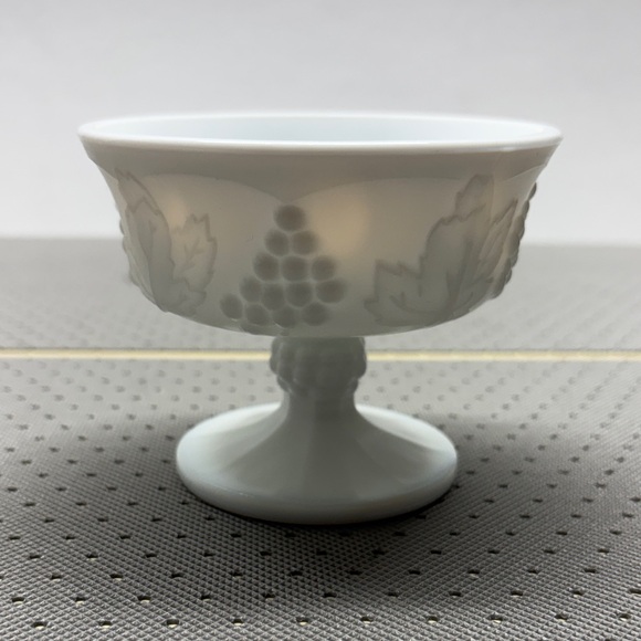 VTG INDIANA HARVEST GRAPE MILK GLASS FOOTED SHERBET/DESSERT PEDESTAL BOWL - Picture 5 of 9